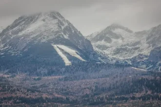 V strede týždňa sa ochladí, sprchne a na vrcholkoch napadne viac snehu