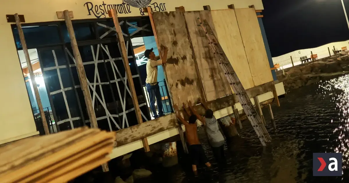 VIDEO: Mexiko čaká úder hurikánu Polo. Búrka tretej kategórie už má obete