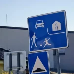 Vodič nedal prednosť a zaútočil. Incident ukazuje neznalosť pravidiel v obytných zónach