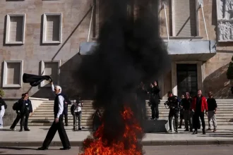 Albánsko zmieta protivládny protest, študenti žiadajú odchod premiéra
