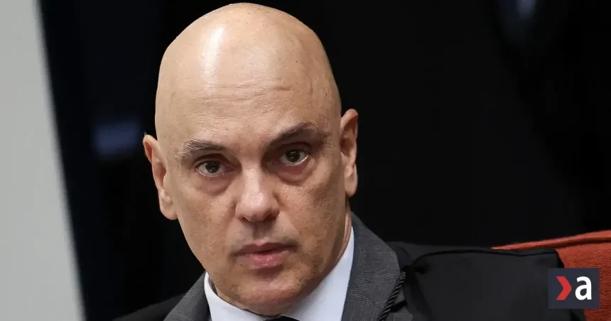 Brazílsky súd nariadil zatknutie syna exprezidenta Bolsonara, ktorý žije v USA