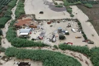 Búrky a prívalové dažde paralyzovali Krétu, vietor zastavil trajekty