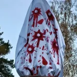 Demokrati zahalili sochu maršala Koneva do krvavej plachty