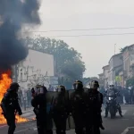 Demonštrantovi odtrhol omračujúci granát ruku. Francúzsko pozastavilo ich používanie