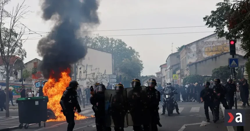 Demonštrantovi odtrhol omračujúci granát ruku. Francúzsko pozastavilo ich používanie