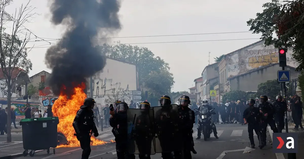 Demonštrantovi odtrhol omračujúci granát ruku. Francúzsko pozastavilo ich používanie