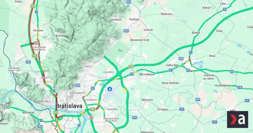 Diaľnica D2 z Bratislavy na Záhorie je preplnená, motoristi sa zdržia v kolónach