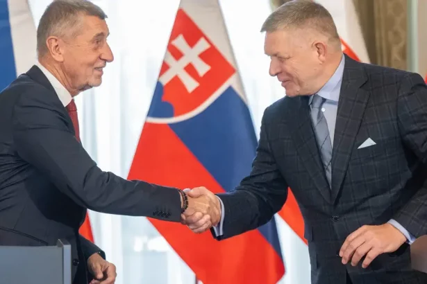 Fico a Babiš odhalili v Prahe sochu česko-slovenského priateľstva