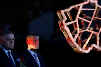 Fico navštívil Babiša v Praze, přivítal ho piskot. Protestující: jdi do Ruska