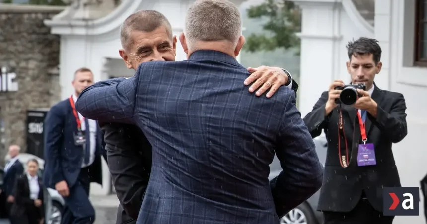 Fico v utorok vycestuje do Prahy, stretne sa s Babišom a odhalia spoločnú sochu