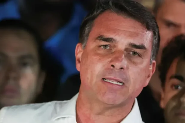 Flávio Bolsonaro po prehre údajne odišiel do USA, polícia prešetruje zákaz