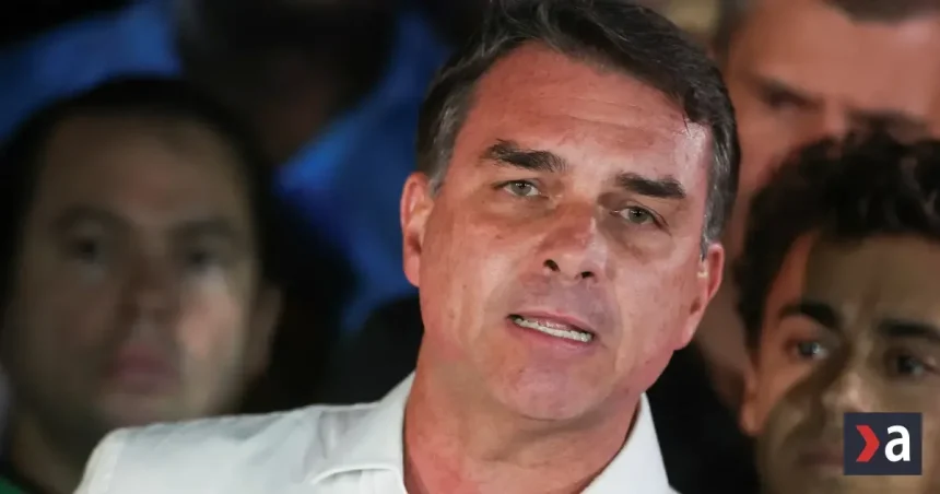 Flávio Bolsonaro po prehre údajne odišiel do USA, polícia prešetruje zákaz