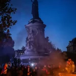 Francúzska vláda po nepokojoch sprísňuje opatrenia, o zákazoch rozhodnú miestne úrady
