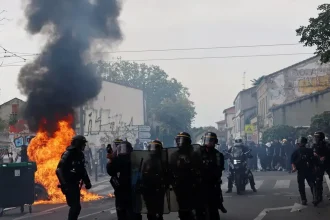 Francúzsko v šoku: tínedžeri podpaľujú školy, stovky škôl zavreli
