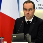 Francúzsko zavádza zákaz vychádzania, sever krajiny zasiahli rabovania