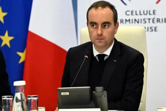 Francúzsko zavádza zákaz vychádzania, sever krajiny zasiahli rabovania