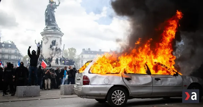 Francúzsko zaviedlo v mestách nočný zákaz vychádzania, snaží sa upokojiť protesty