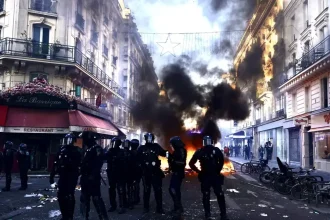 Francúzsky minister vnútra pripustil, že polícia počas protestov stratila kontrolu
