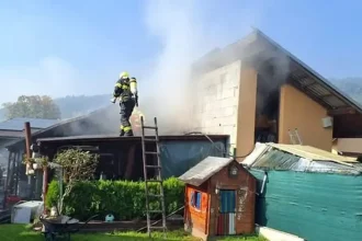 Hasiči z Kysuckého Nového Mesta a Žiliny zasahovali pri požiari hospodárskej budovy