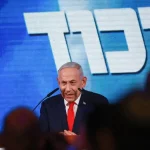 Izrael: Netanjahuov blok má 59 kresiel, chýbajú mu dva mandáty