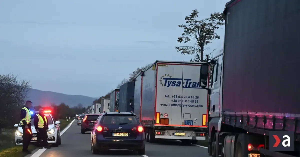 Kolóny na cestách: Cesta do Ružomberka stojí dve hodiny, na D1 vážna nehoda