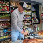 Kto sa rozpráva s pokladníkmi alebo čašníkmi, má často túto vlastnosť