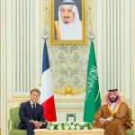 Macron dohodol v Rijáde ďalšie dodávky nafty, reaguje aj na nepokoje vo Francúzsku