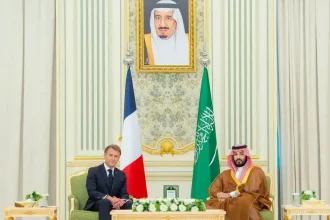 Macron dohodol v Rijáde ďalšie dodávky nafty, reaguje aj na nepokoje vo Francúzsku