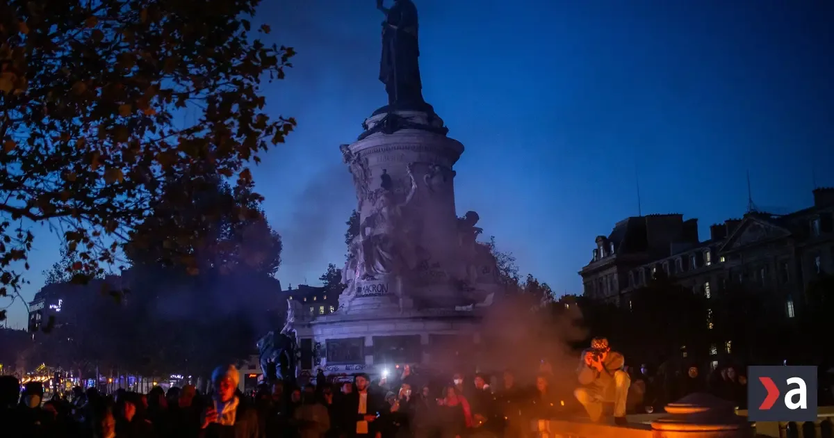 Macron po násilných protestoch sľubuje tvrdý postup, zadržali takmer 2 400 ľudí