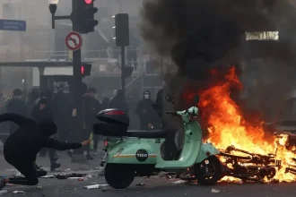 Masové protesty vo Francúzsku: Polícia zadržala minimálne 166 osôb