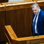 Minister vnútra ohlásil rast platov, SaS to vidí ako predvolebnú rozdávačku