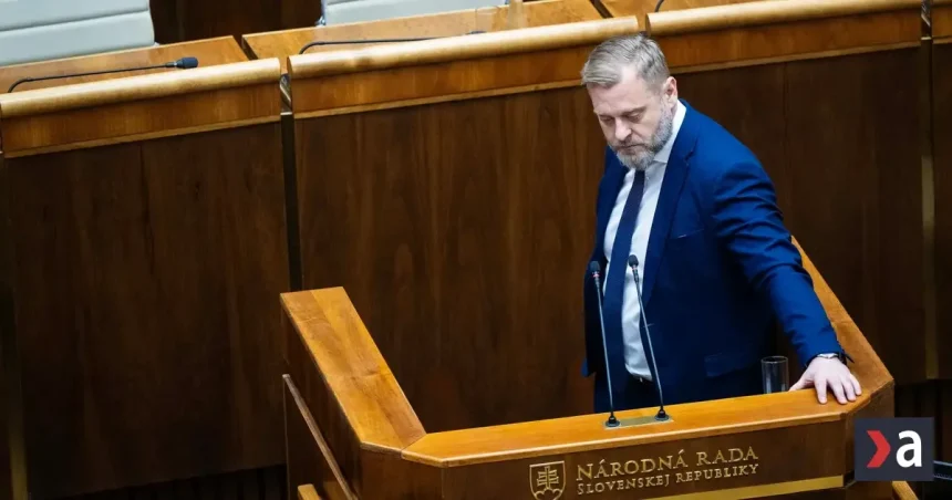 Minister vnútra ohlásil rast platov, SaS to vidí ako predvolebnú rozdávačku