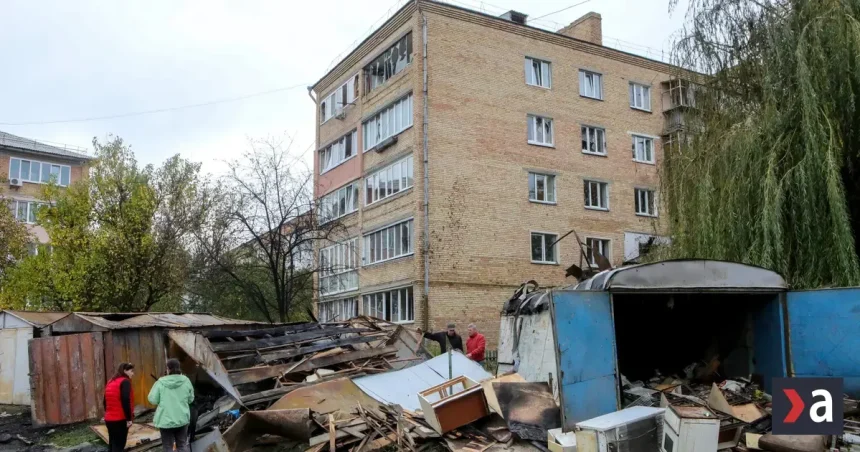 Najmenej šesť zranených po ruskom balistickom útoku na Kyjev