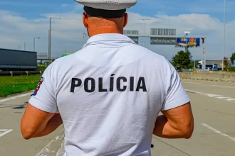 Nemali nárok, on im dával trvalé pobyty. Obvinili šéfa cudzineckej polície v Košiciach