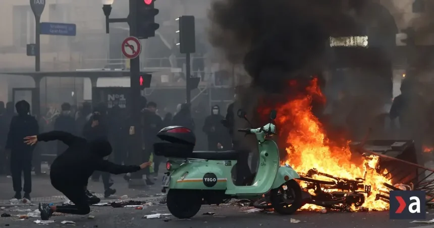 Paríž predlžuje zákaz vychádzania, polícia sa chystá na ďalšie protesty