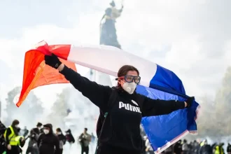 Paríž sprísňuje zákaz nočného vychádzania a zakazuje protesty