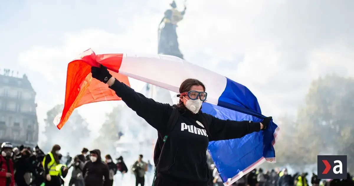 Paríž sprísňuje zákaz nočného vychádzania a zakazuje protesty