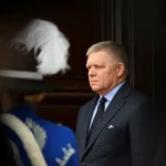 Polovičné cestovné vo vlakoch bude aj v novembri, oznámil premiér Fico