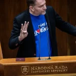 Polovičné platy politikom, ak je štát v strate? Návrh ide do parlamentu