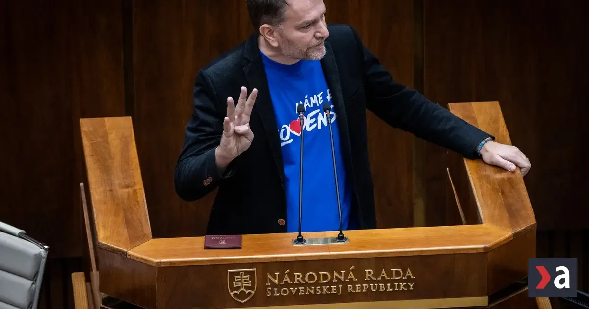 Polovičné platy politikom, ak je štát v strate? Návrh ide do parlamentu