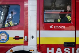 Požiar bytu na prešovskom sídlisku Sekčov: zasahujú hasiči
