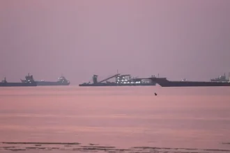 Požiar na tankeri v Hormuzskom prielive po útoku, posádka bez zranení