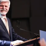 Prezident prerušil dovolenku a vracia sa do vlasti
