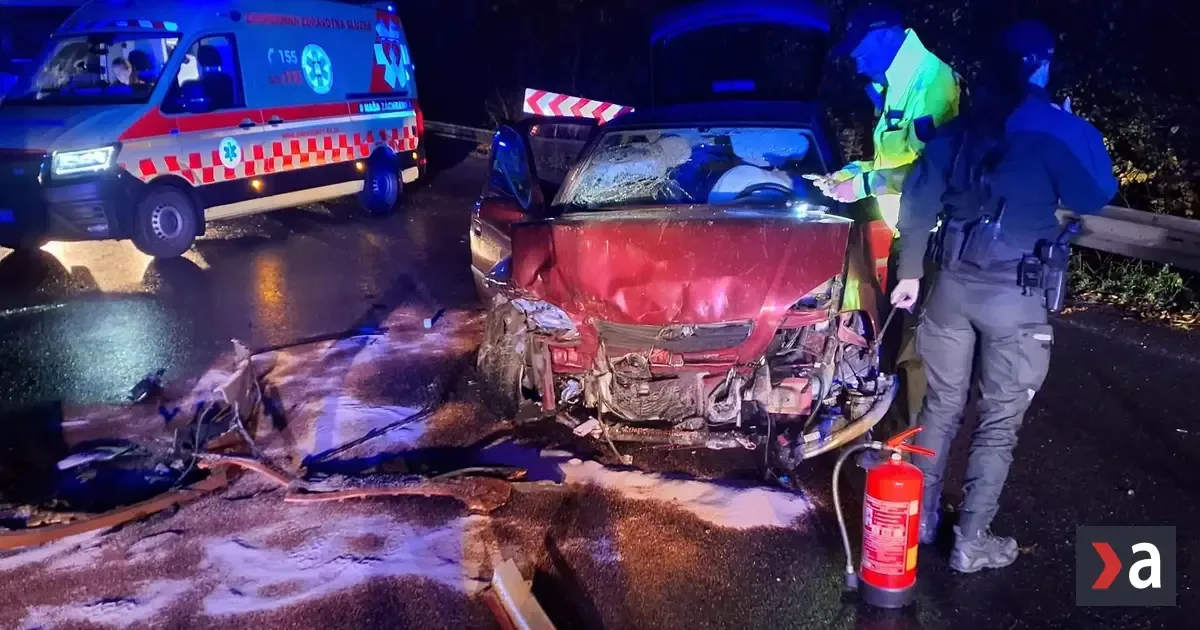 Pri zrážke na Orave sa zranili štyria ľudia, zasahovali hasiči