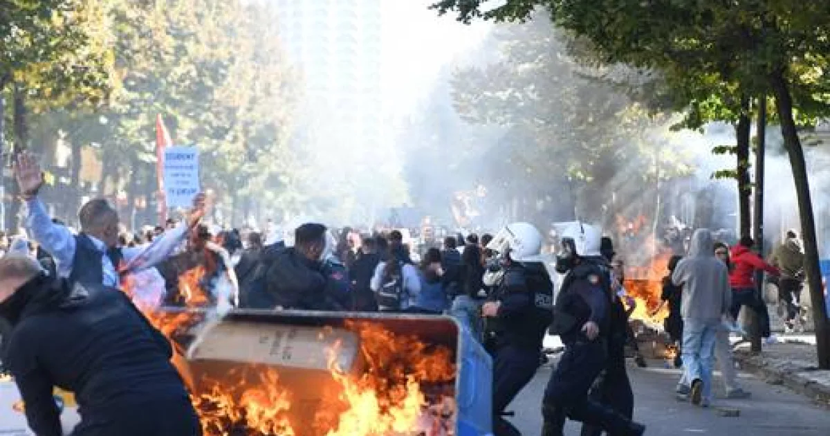 Protesty proti korupcii a stavebnému projektu otriasli albánskou vládou