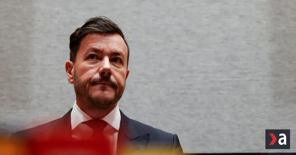 Rakúsky súd povolil Benkovi domáce väzenie, bude nosiť monitorovací náramok