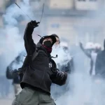 Rekordný počet zatknutých po protestoch vo Francúzsku, stovky zostávajú vo väzbe
