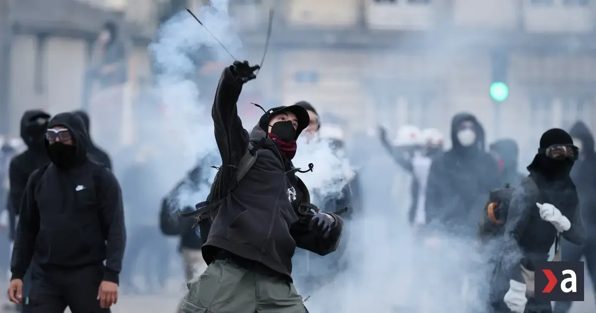 Rekordný počet zatknutých po protestoch vo Francúzsku, stovky zostávajú vo väzbe