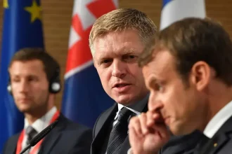 Robertovi Ficovi zrejme všetko zrútia Emmanuel Macron alebo Donald Trump