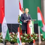 „Rusi, domov!“ zaznelo v Budapešti. Orbán chýbal, na mítingu jeho strany zasiahla polícia